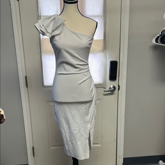 Elegant White One-Shoulder Dress - Picture 1 of 5